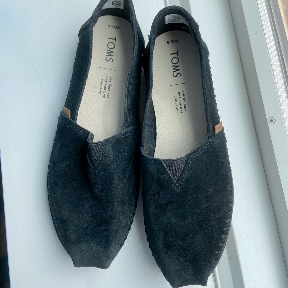 TOMS women’s 6.5 Alpargata slip ons, black